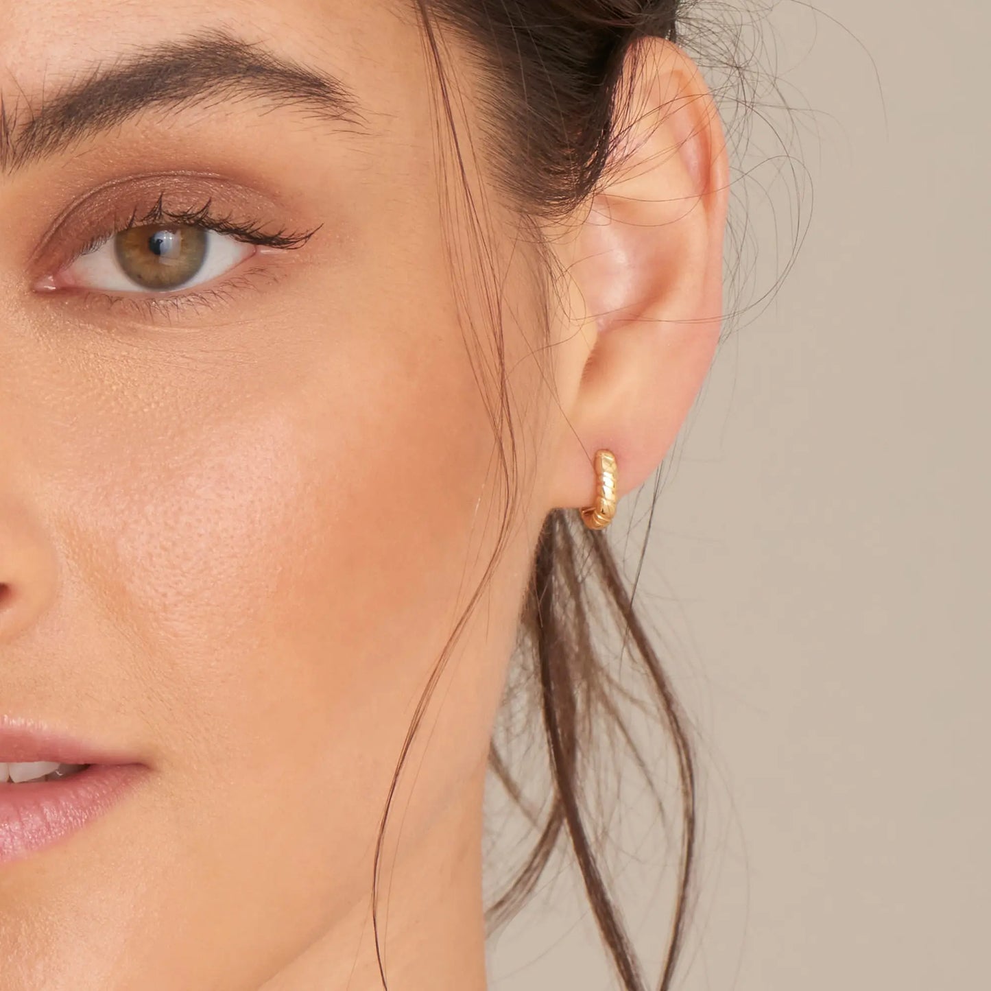 Ania Haie E038-02G Σκουλαρίκια Smooth Twist Hoop από Επιχρυσωμένο Ασήμι
