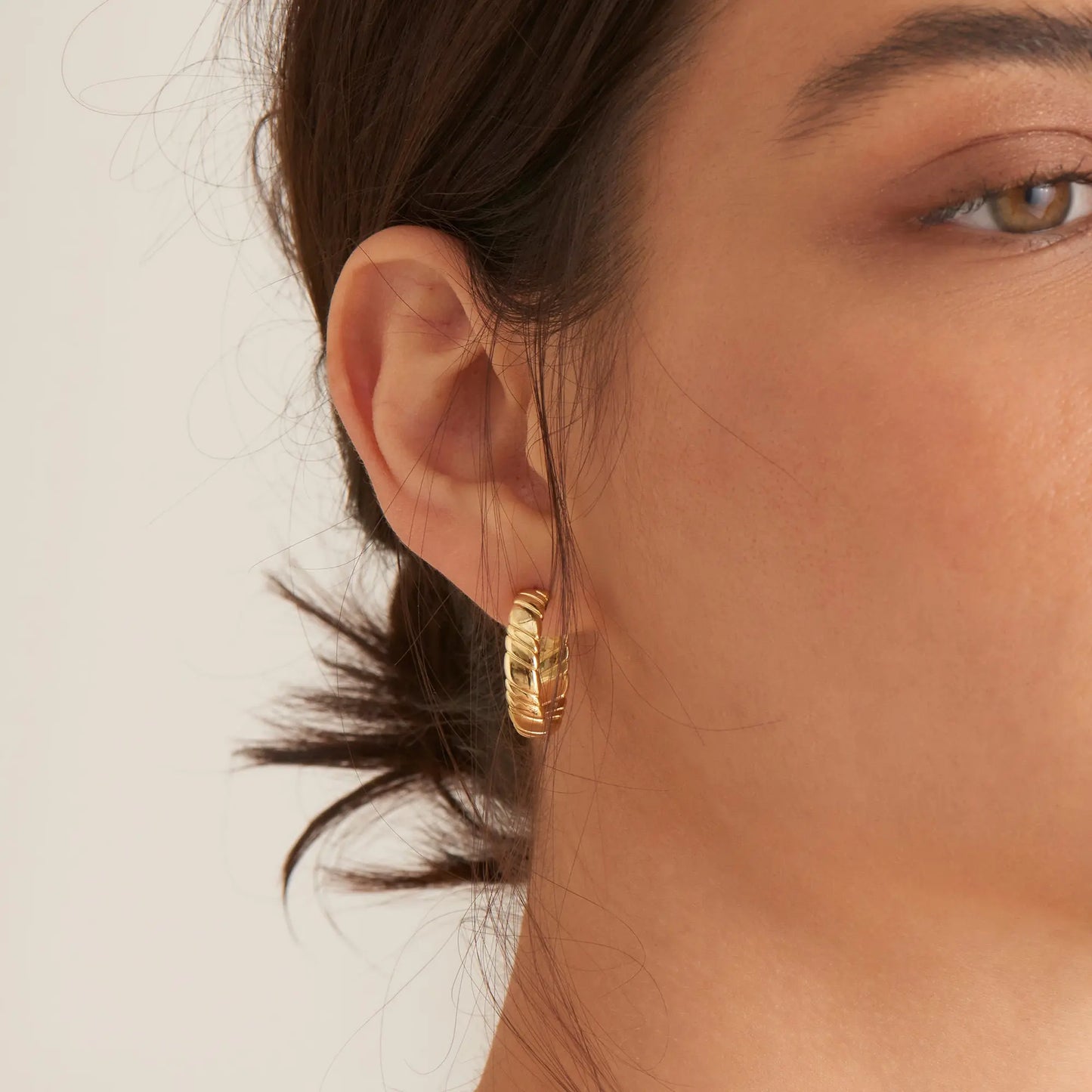 Ania Haie E038-03G Σκουλαρίκια Smooth Twist Hoop από Επιχρυσωμένο Ασήμι