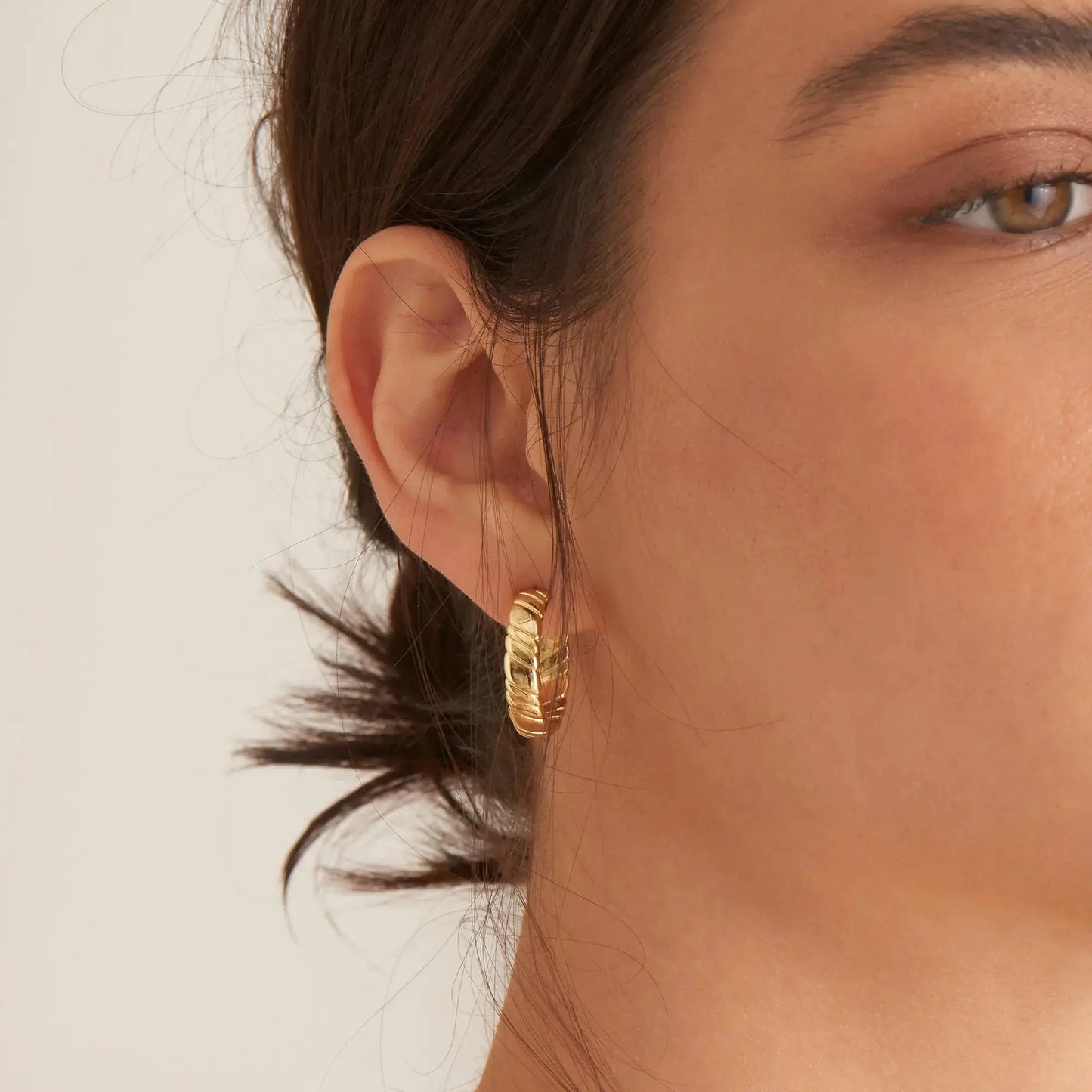 Ania Haie E038-03G Σκουλαρίκια Smooth Twist Hoop από Επιχρυσωμένο Ασήμι Ania Haie