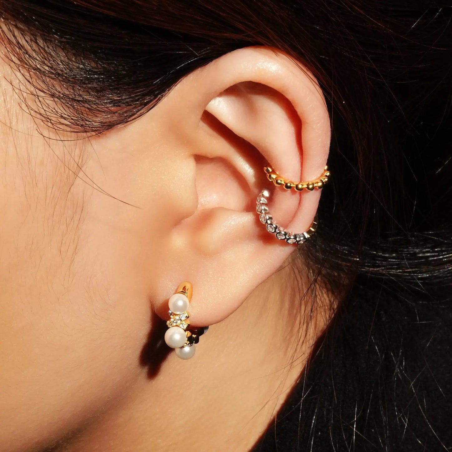 Ania Haie E069-07G Σκουλαρίκια Shell Pearl Huggie Hoop από Επιχρυσωμένο Ασήμι