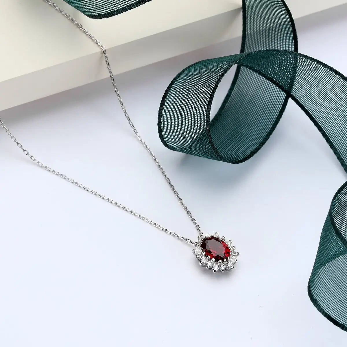 Diamond LD10069I Κολιέ Kate Ροζέτα Με Ρουμπίνι 1ct και Διαμάντια Λευκόχρυσο Κ9 - Κοσμηματοπωλείο Goldy